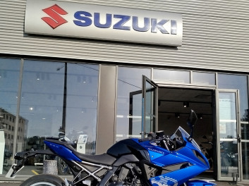 SUZUKI GSX-8R
