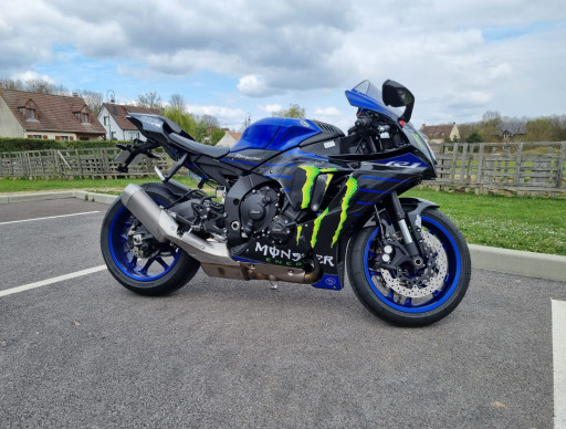 YAMAHA YZF 1000 R1