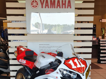 YAMAHA YZF 1000 R1
