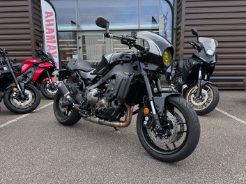 YAMAHA XSR 900 AKRAPOVIC 