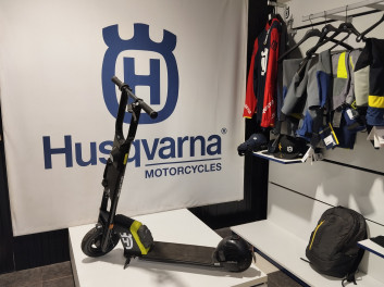 HUSQVARNA TROTTINETTE SKUTTA NEUF