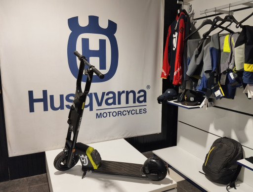 HUSQVARNA TROTTINETTE SKUTTA NEUF