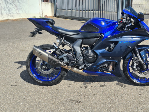 YAMAHA R7